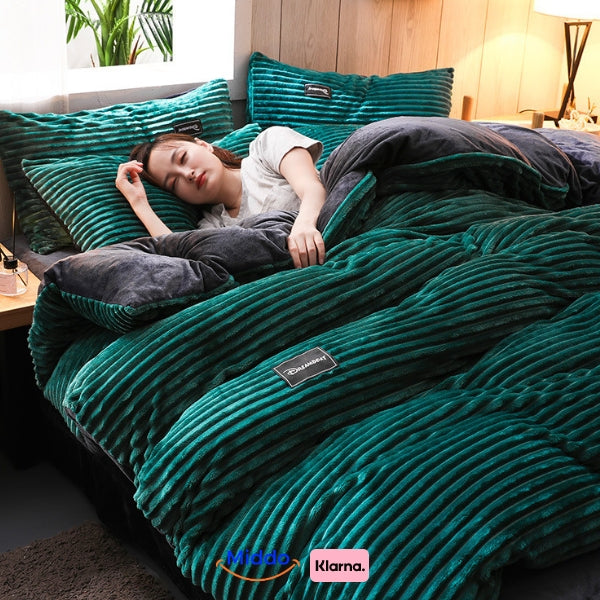 Frau schläft im Bett mit einem dunkelgrünen Fleece-Bettbezug.