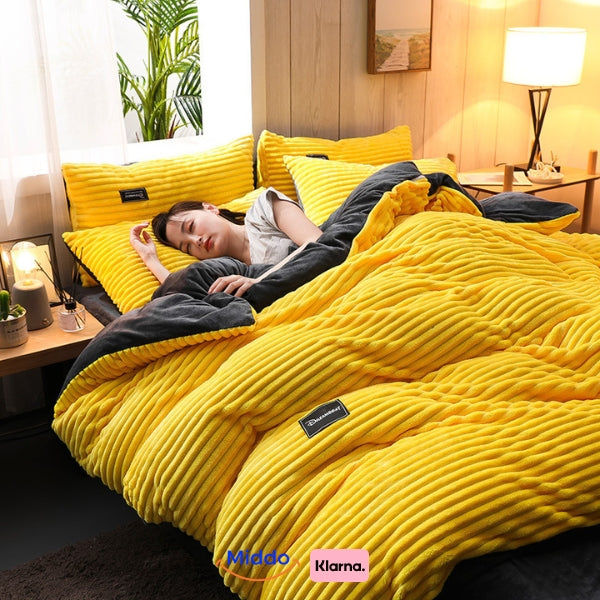 Frau schläft im Bett mit einem gelben Fleece-Bettbezug.