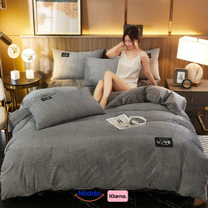 Grauer Fleece Bettbezug in modernem Schlafzimmer, Leselampe und Magazin