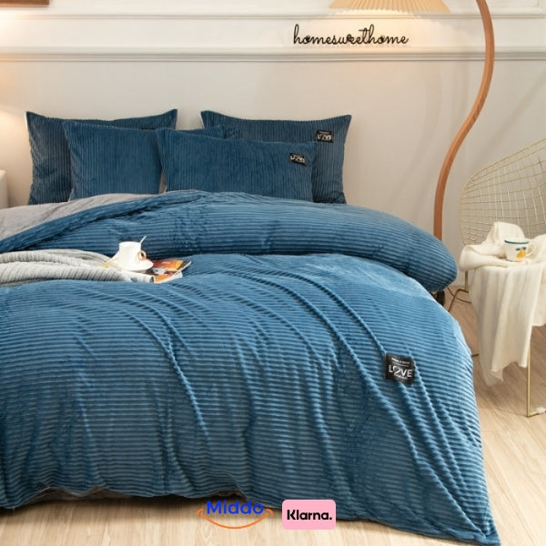 Blaues Fleece-Bettbezug in stilvollem Schlafzimmer, Bücher und Kaffee.