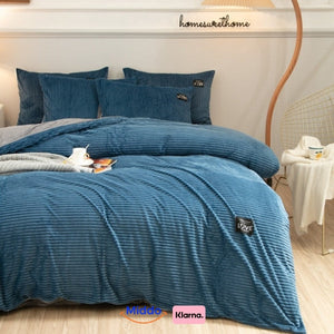 Blauer Fleece-Bettbezug in stilvollem Schlafzimmer, Bücher und Kaffee