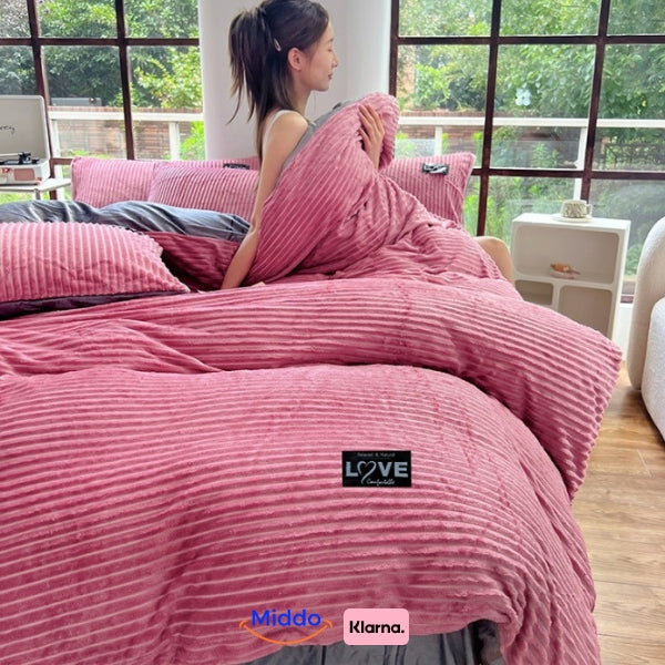 Rosa Fleece Bettbezug auf dem Bett mit Frau, große Fenster.