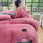 Rosa Fleece Bettbezug auf dem Bett mit Frau, große Fenster.