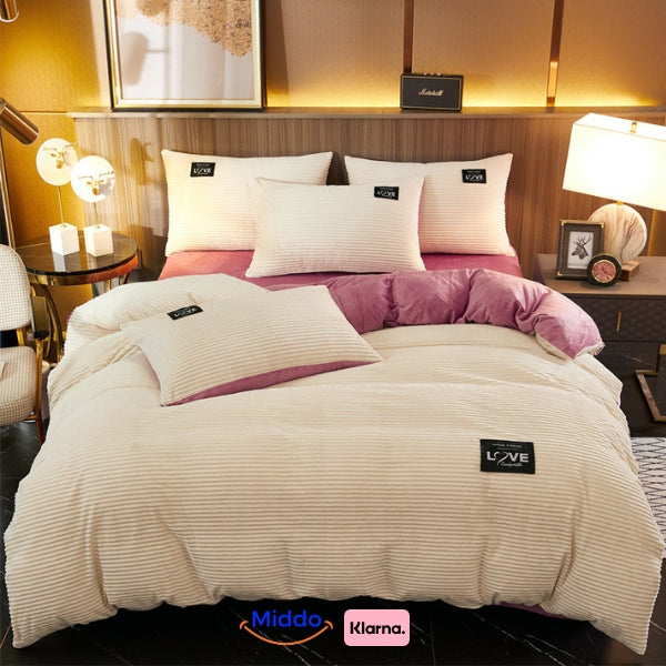 Schlafzimmer mit weißer und cremefarbener Fleece-Bettwäsche, vier Kissen.