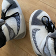 Weiß mit grauen Sneakers Hausschuhe mit schwarzen Schnürsenkeln