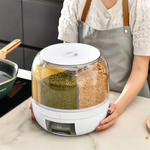 Eine Frau hält den Graandispenser mit verschiedenen Sorten von Getreide, wie zum Beispiel Kichererbsen, grünen Erbsen und Mehrkornreis.