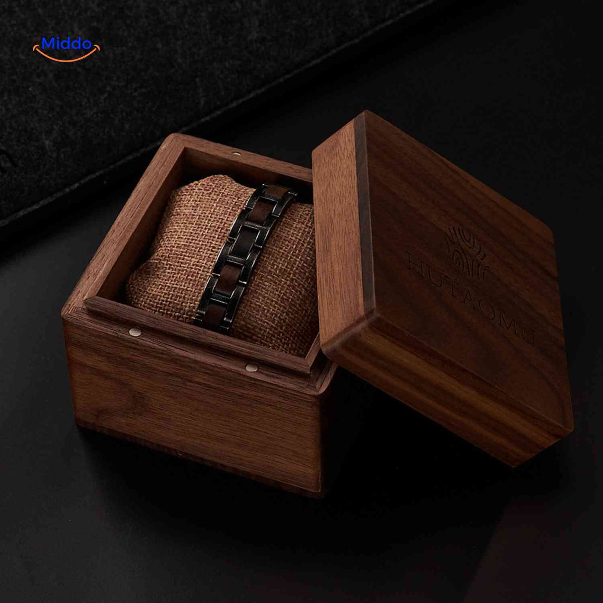 **Woodforge Armband - Hochwertige Holzarmband in edler Holzbox** Entdecken Sie jetzt das stilvolle Woodforge Armband, das nicht nur in einer eleganten Holzbox geliefert wird, sondern auch durch sein einzigartiges Design besticht. Ideal als Geschenk oder für den eigenen Stil! Besuchen Sie uns auf und sichern Sie sich Ihr exklusives Exemplar
