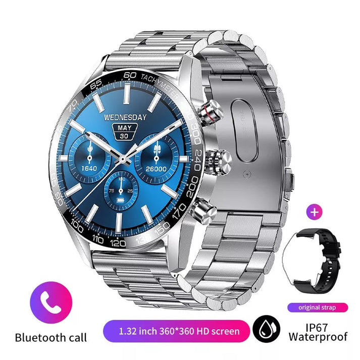 Eine silberne Metall-Smartwatch mit einem blauen Zifferblatt, Anzeige von Tag, Uhrzeit, Schrittzähler, Wetterdaten und Akku, mit einem silbernen Armband.