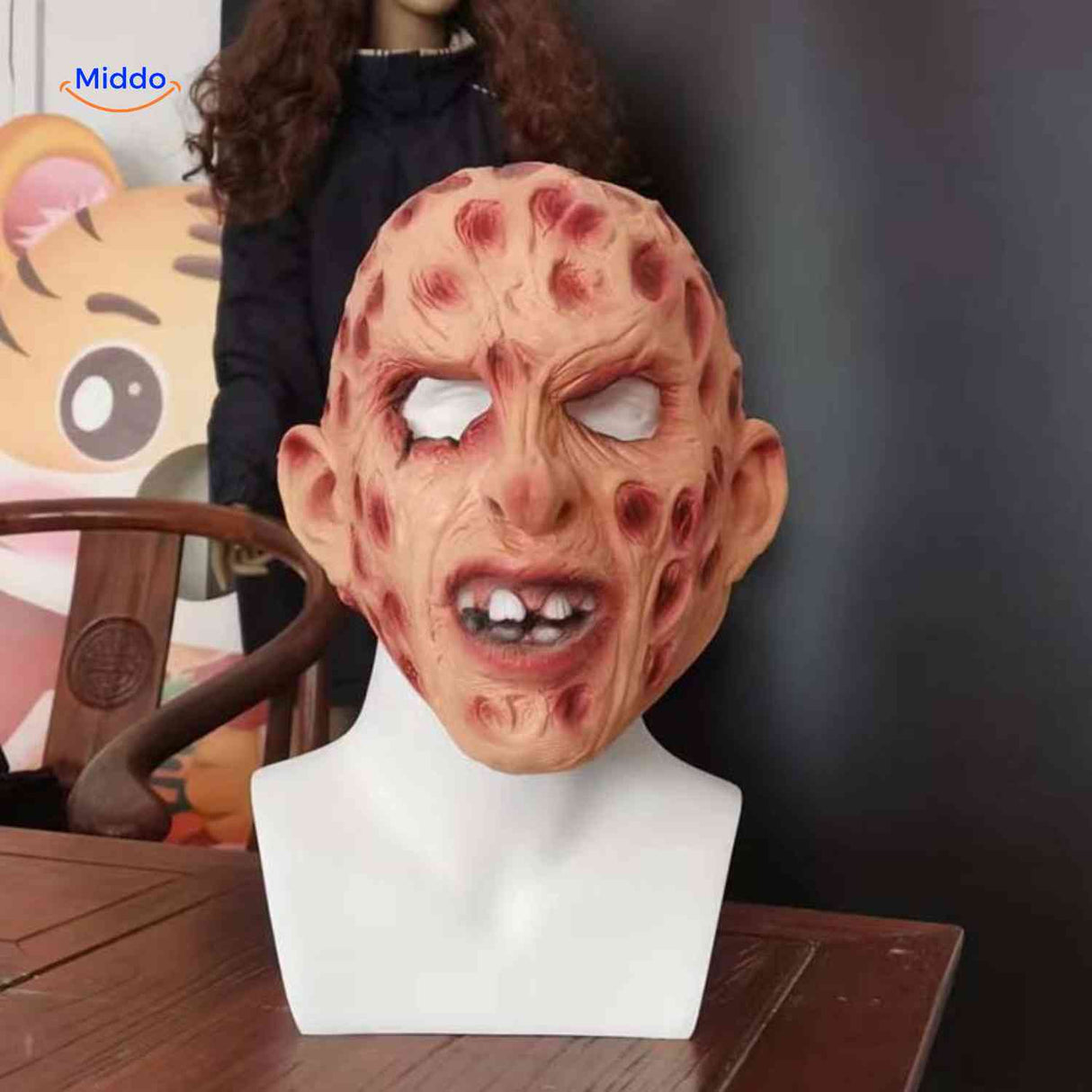 Zombiora Maske mit roten Punkten und sichtbaren Zähnen - www.middo.de