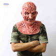 Zombiora Maske – Person mit verbranntem Gesicht, camo Shirt und verschränkten Armen, seitlich aufgenommen. Besuchen Sie uns auf www.middo.de