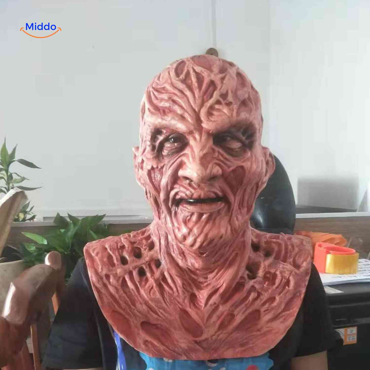 Zombiora Maske – Person trägt maskiertes, verbranntes Gesicht www.middo.de