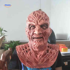 Zombiora Maske – Person trägt maskiertes, verbranntes Gesicht www.middo.de