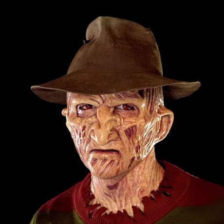 Zombiora Maske – Verbrennungsmaske mit Hut und roten Augen - www.middo.de