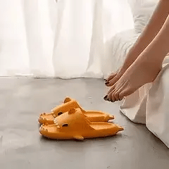 Füße einer Person, die im Begriff ist, orange Haiflip-Flops anzuziehen.