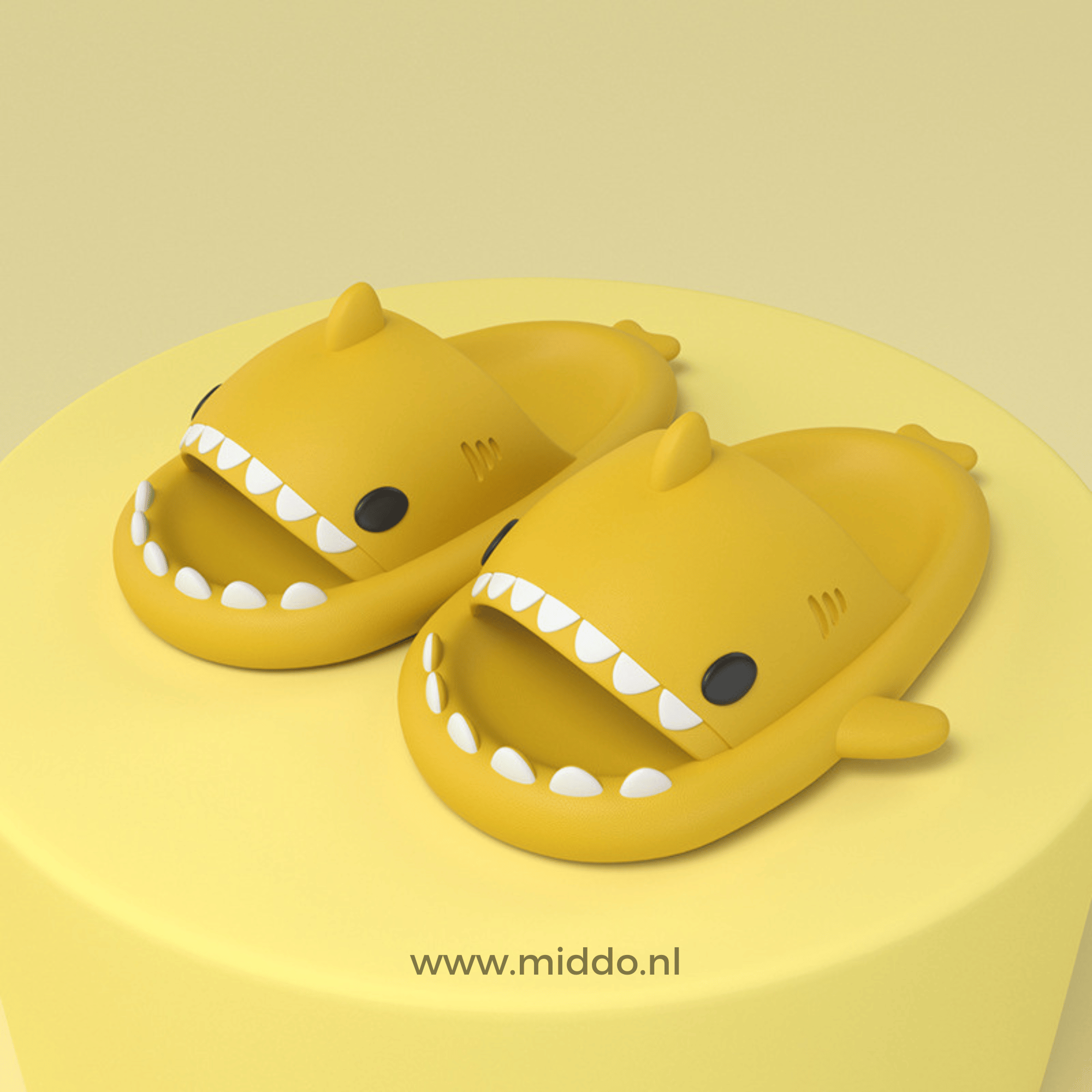 ZomerSharkies gelbe Flip-Flops auf gelbem Hintergrund - www.middo.de