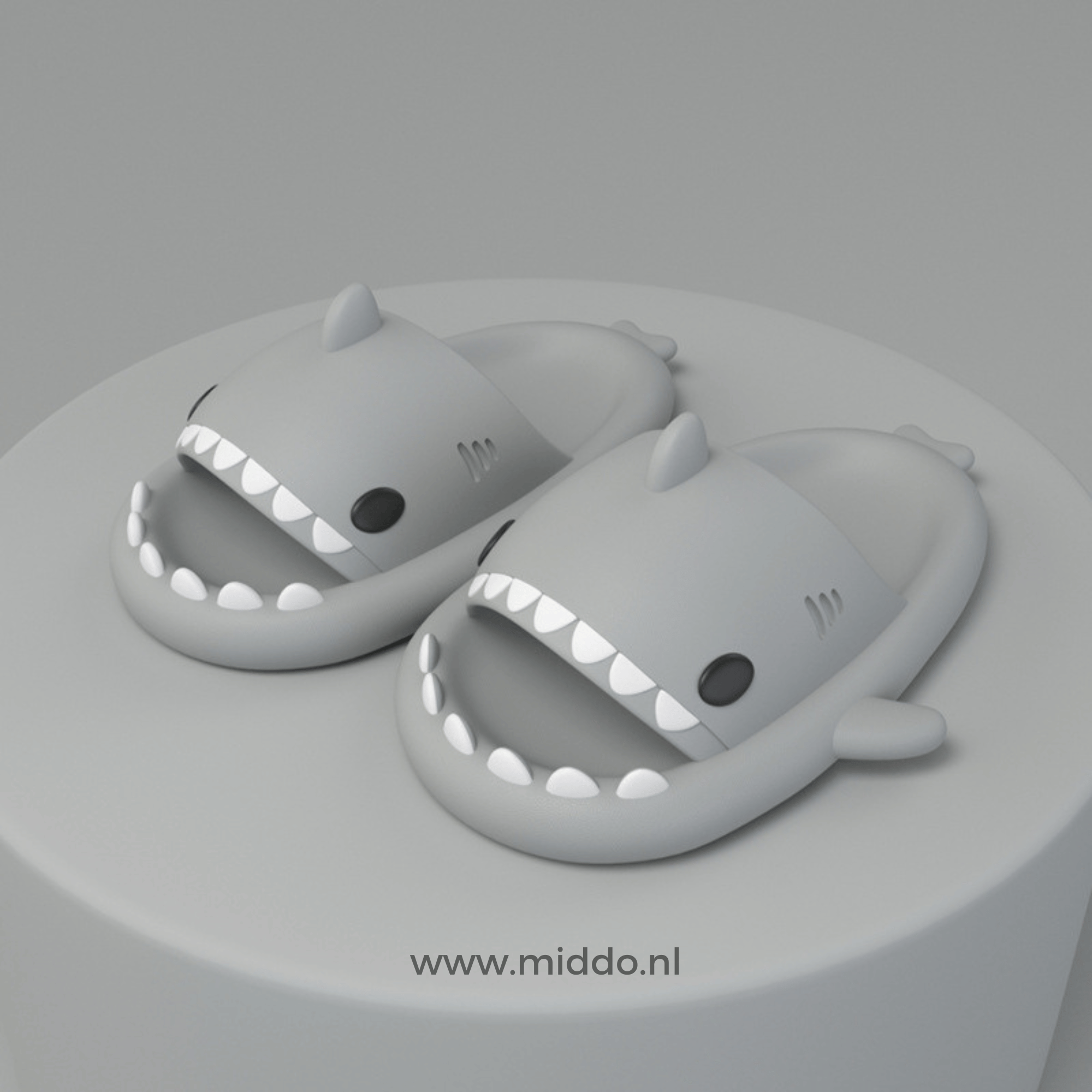ZomerSharkies graue Flip-Flops auf grauem Hintergrund - www.middo.de