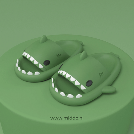 ZomerSharkies grüne Flip-Flops auf grünem Hintergrund - www.middo.de