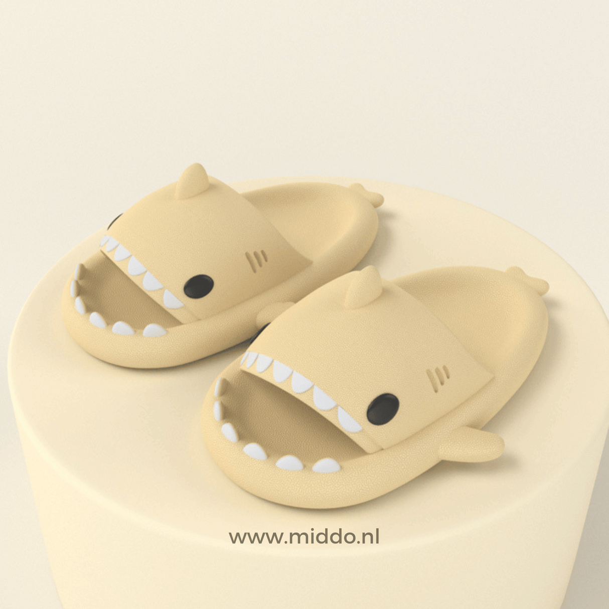 ZomerSharkies hellgelbe Flip-Flops auf hellgelbem Hintergrund - www.middo.de