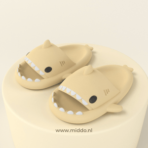 ZomerSharkies hellgelbe Flip-Flops auf hellgelbem Hintergrund - www.middo.de