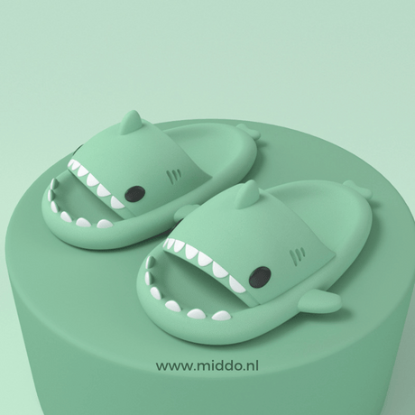 ZomerSharkies hellgrüne Flip-Flops auf hellgrünem Hintergrund - www.middo.de