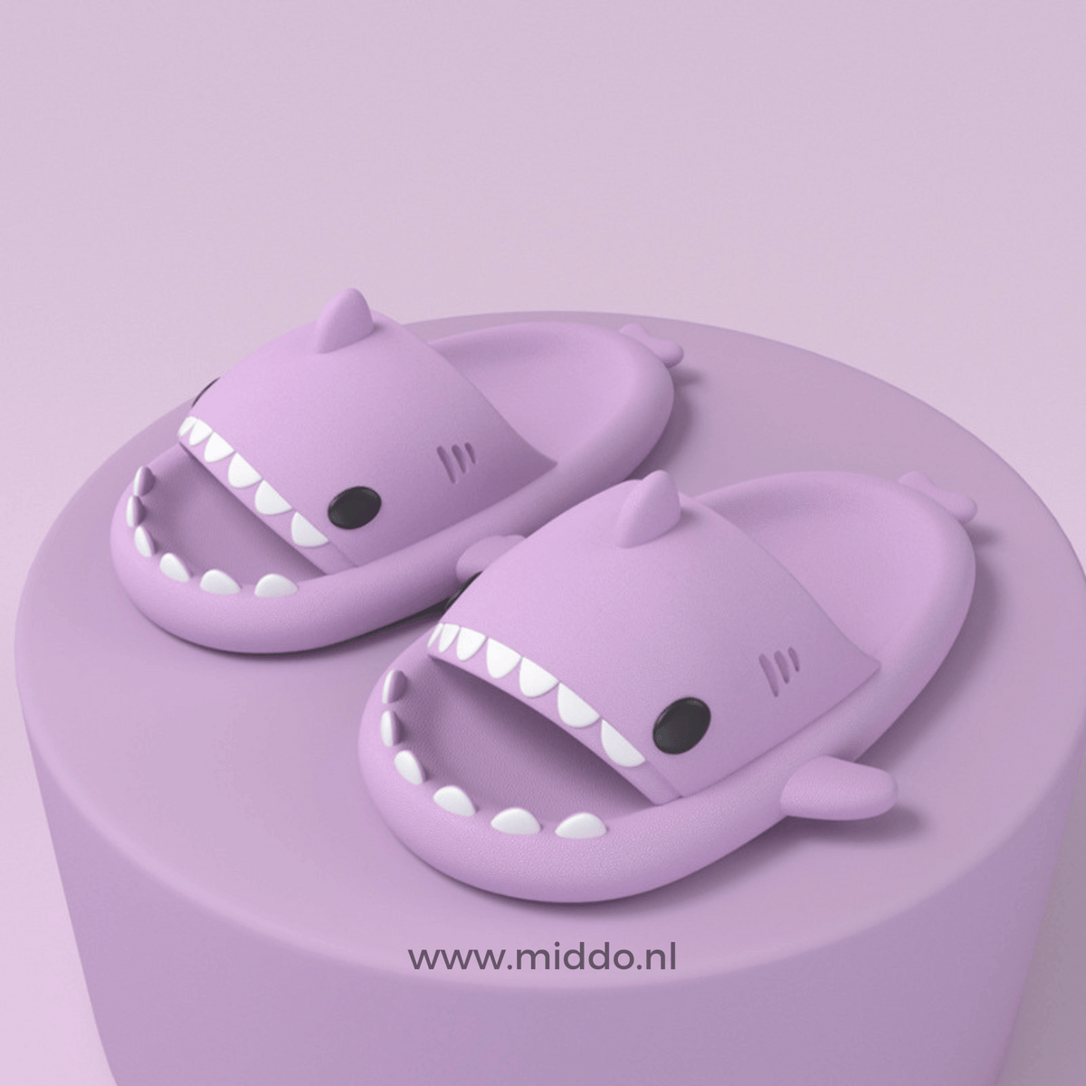 ZummerSharkies lila Flip-Flops auf lila Hintergrund