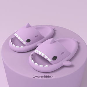 ZummerSharkies lila Flip-Flops auf lila Hintergrund