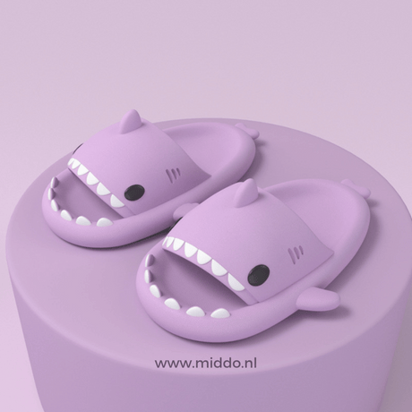 ZummerSharkies lila Flip-Flops auf lila Hintergrund