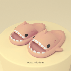 ZomerSharkies pinke Flip-Flops auf pinkem Hintergrund - www.middo.de