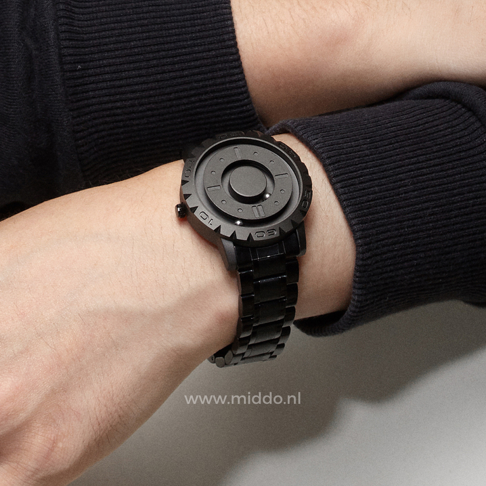 Schwarze Magnetique-Uhr getragen von einer Person