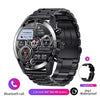 Eine schwarze Metall-Smartwatch mit Anzeige von Tag, Uhrzeit, Schrittzähler, Wetterdaten und Batteriestatus, ausgestattet mit einem schwarzen Armband.