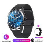 Eine schwarze Metall-Smartwatch mit einem blauen Ziffernblatt, das den Tag, die Uhrzeit, einen Schrittzähler, Wetterdaten und den Akku anzeigt, sowie einem schwarzen Metallarmband.