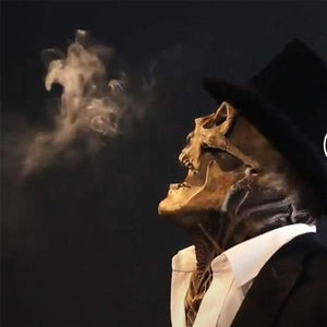 Seitenansicht einer realistischen Skelettmaske mit beweglichem Kiefer und schwarzem Zylinder für Halloween