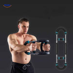 Armflex-Trainer Mann demonstriert Armtrainer für Brust und Bizeps