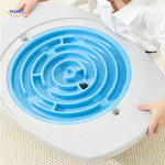 balancio Brettspiel Kind spielt mit blauer Spirallabyrinthscheibe www.middo.nl