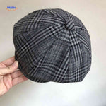 Blinderstyle Mütze in Grau – Schicke Wollmütze im Fischgrätenmuster

Entdecken Sie die stilvolle Blinderstyle Mütze in elegantem Grau mit einem klassischen Fischgrätenmuster. Perfekt für kühle Tage, vereint diese Wollmütze Funktionalität und modisches Design. Sichern Sie sich jetzt Ihren Look!