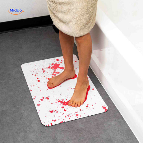 Blutige Fußmatte für Halloween – Bringen Sie gruselige Stimmung in Ihr Badezimmer! Entdecken Sie die außergewöhnliche Blutspuren-Matte auf Ideal für die festliche Dekoration. Sorgen Sie für Aufsehen und ein unvergessliches Halloween!
