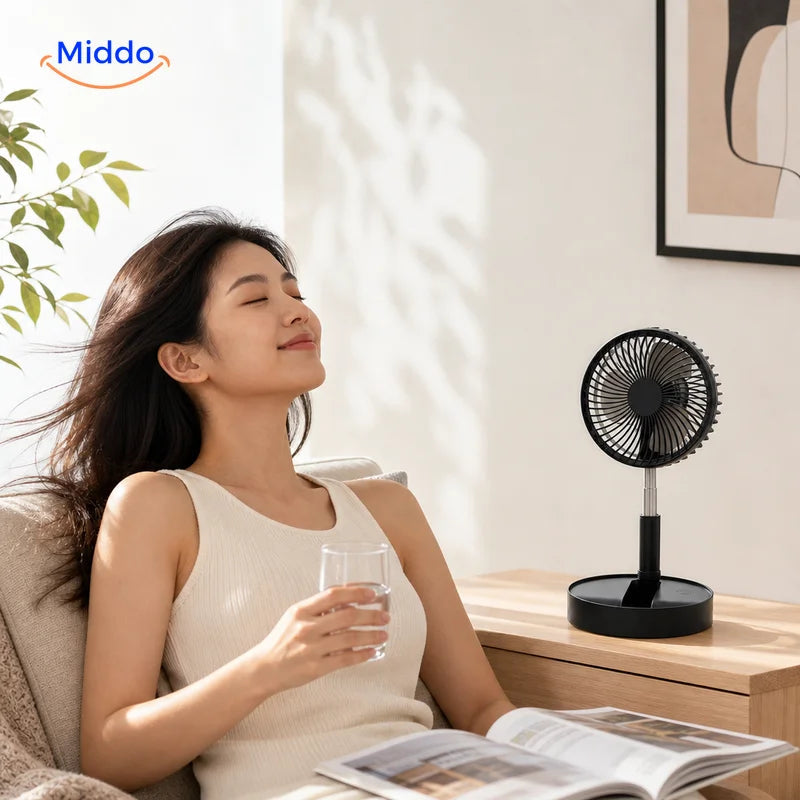Schwarzer faltbarer BreezePro Ventilator auf einem Schreibtisch im Homeoffice
