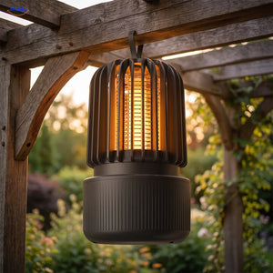 BuzzAway Mückenlampe an der Schlaufe unter einer Pergola hängend