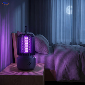 BuzzAway Mückenlampe im UV-Modus auf einem Nachttisch