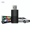 CarLink™ Pro drahtloser Apple CarPlay-Adapter mit verbundener Smartphone und Auto im Hintergrund