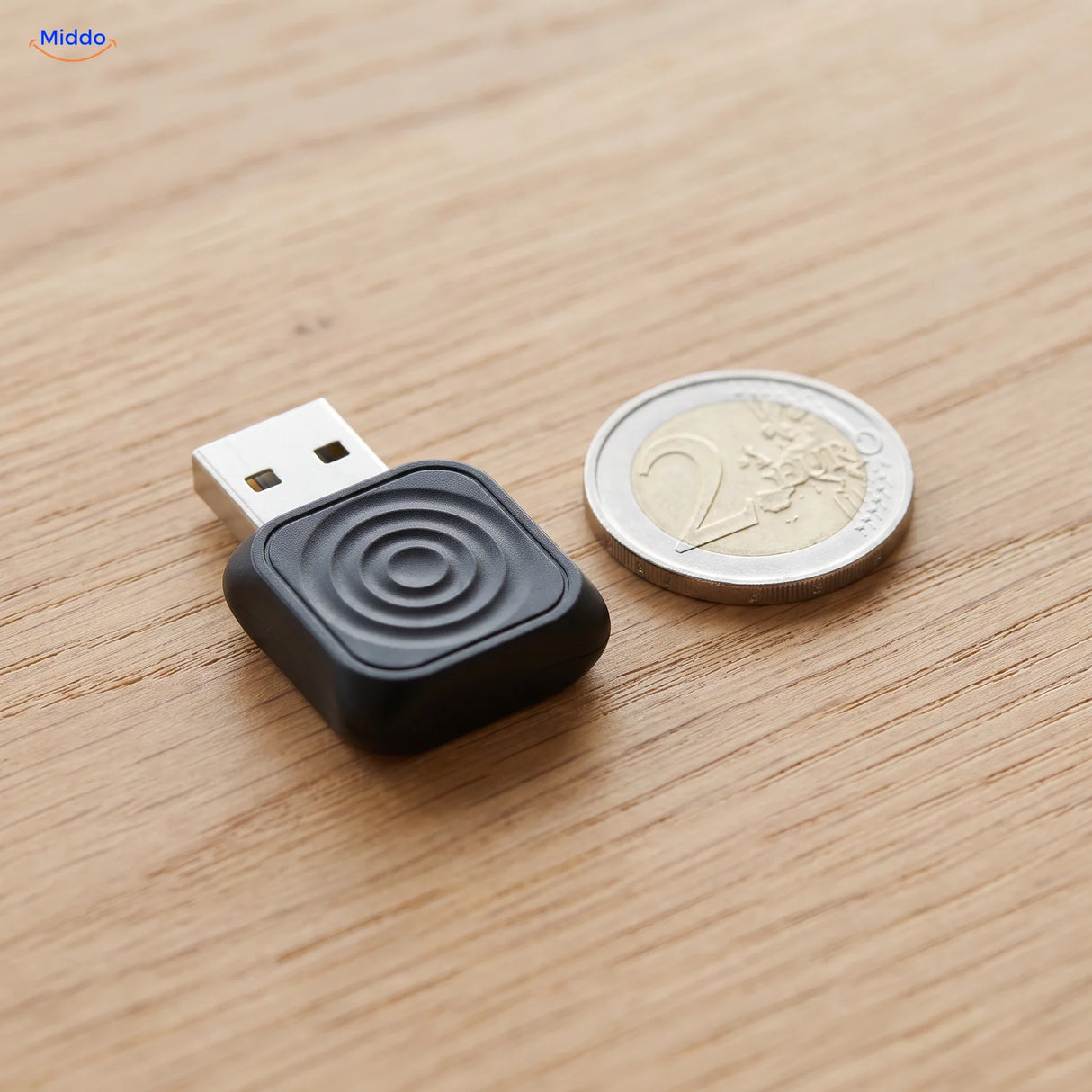 CarLink Pro Adapter neben einer Euromünze, kaum größer