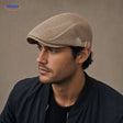 Casual Mesh Flat Cap in Khaki an einem Herrenmodell