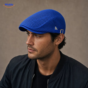 Casual Mesh Flat Cap in Königsblau an einem Herrenmodell