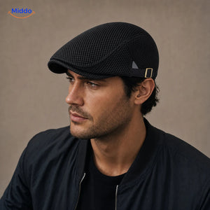 Casual Mesh Flat Cap in Schwarz an einem Herrenmodell