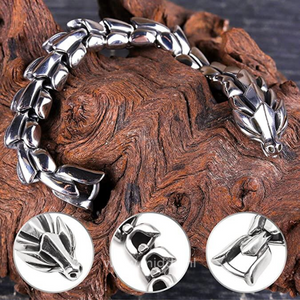 Nahaufnahme von einem Silberdrachenarmband auf Holz