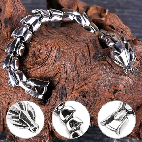 Nahaufnahme von einem Silberdrachenarmband auf Holz