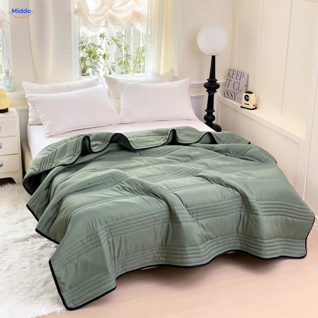 Coolwave Kühldecke in der Farbe militärgrün auf einem gemachten Bett