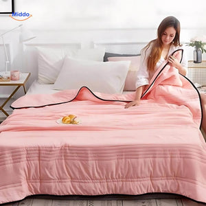 Coolwave Kühldecke in der Farbe pfirsich auf einem gemachten Bett