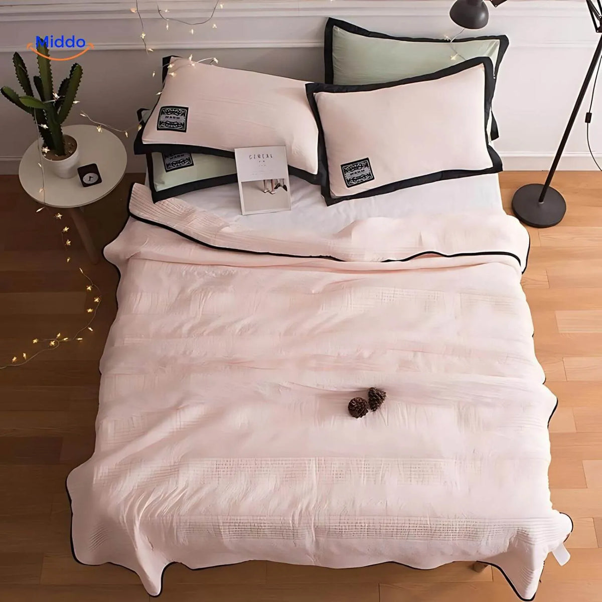 Coolwave Kühldecke in der Farbe hellrosa auf einem gemachten Bett