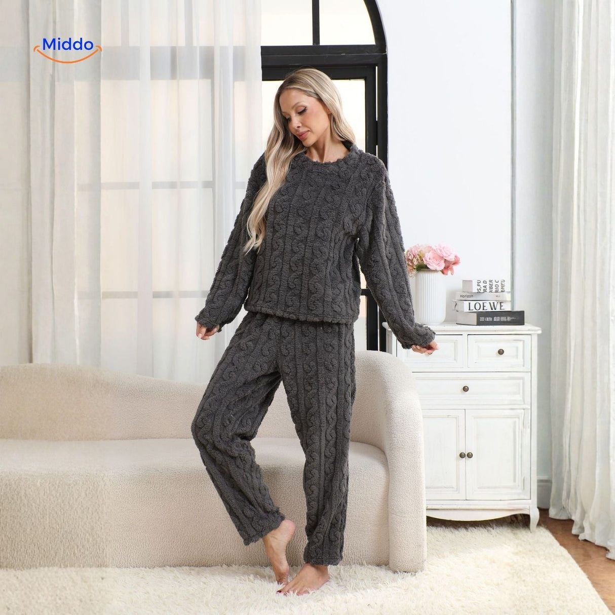 Cosyluxe Pyjama-Set mit pinkem Kirschmuster für den Winter – Gemütlichkeit pur! Entdecken Sie jetzt auf www.middo.de